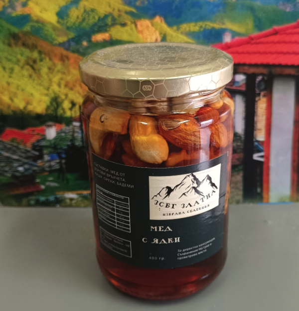 Мед от борови връхчета с ядки